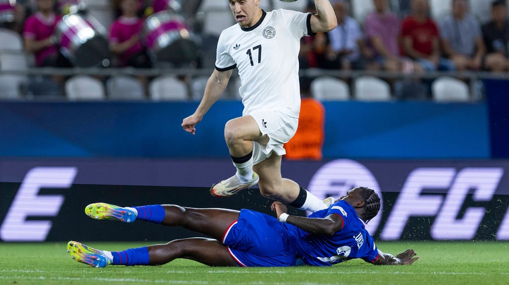 Castello Lukeba grätscht ins Leere.