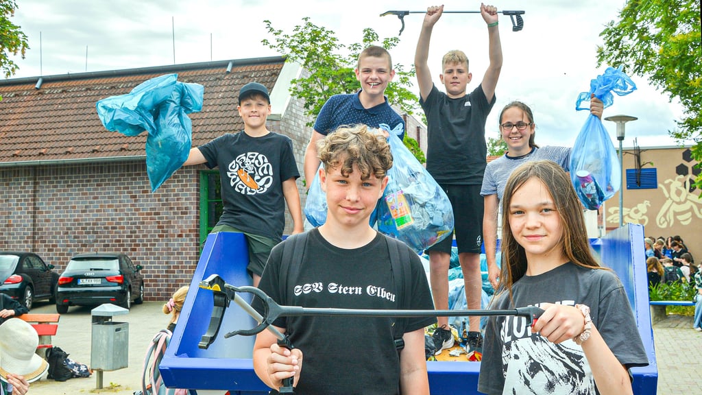 Moritz, Ian, Max, Lenny, Antonia und Maria (von links) aus der 7. Klasse der Leibnizschule haben bei der jährlichen Müllsammelaktion zusammen mit der ganzen Schule einen sieben Kubikmeter großen Container gefüllt.