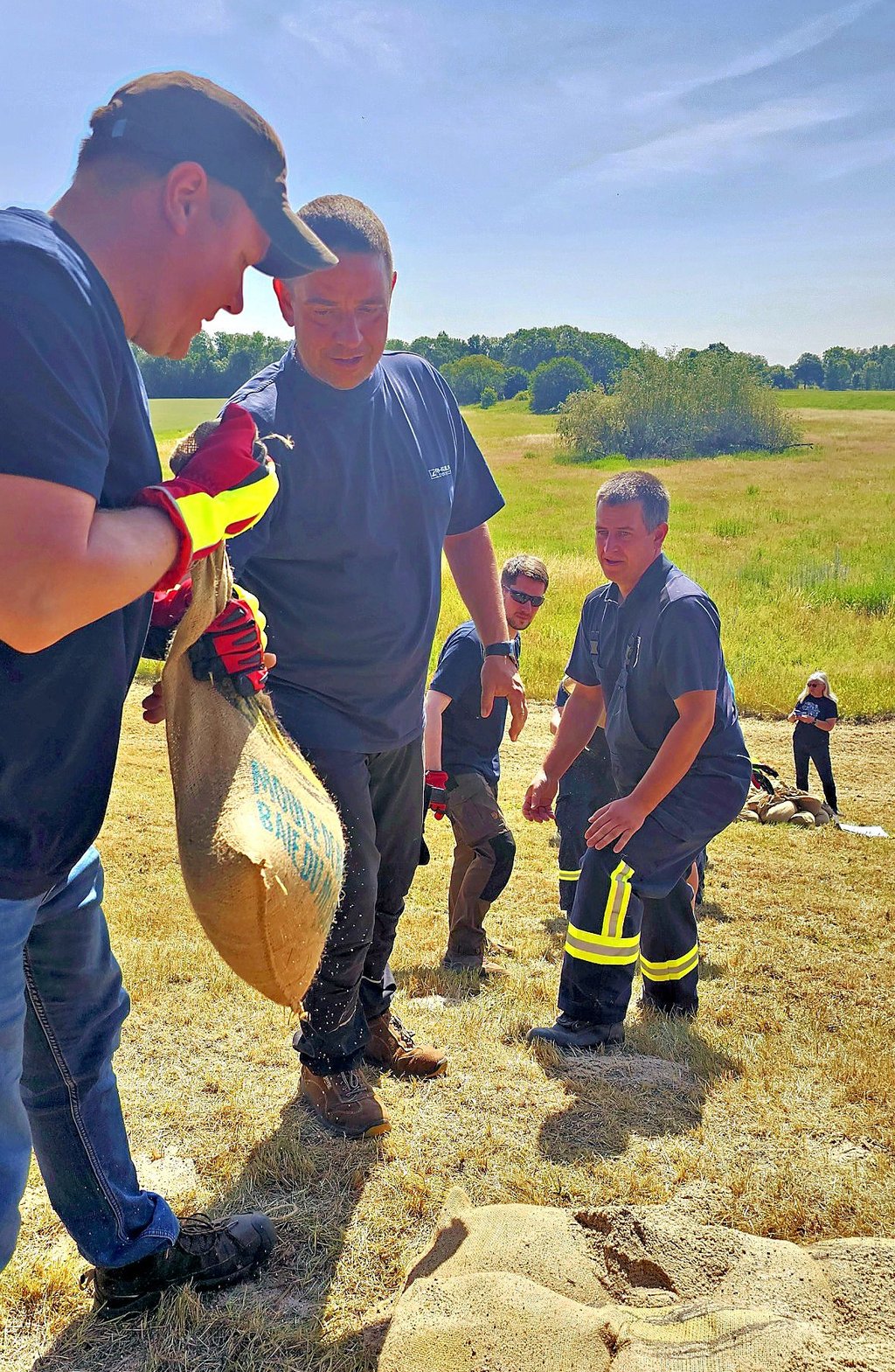 Hand in Hand gegen das Wasser: Teilnehmer der Wasserschulung am Pretziener Wehr üben für den Ernstfall.