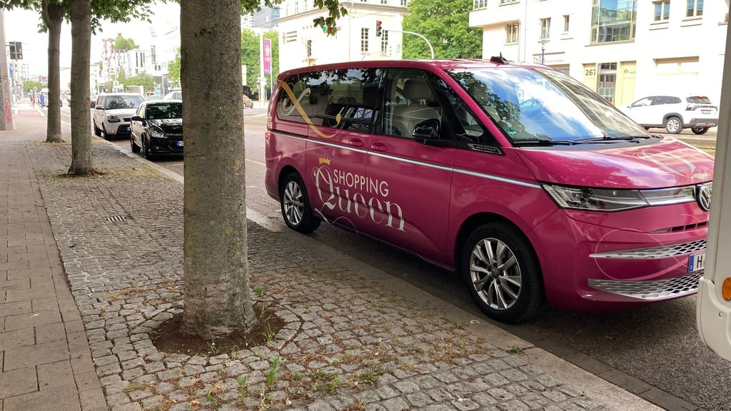 In Magdeburg sorgte das knallpinke Auto von "Shopping Queen" für Aufsehen. Aktuell finden die Dreharbeiten für die Vox-Show statt.
