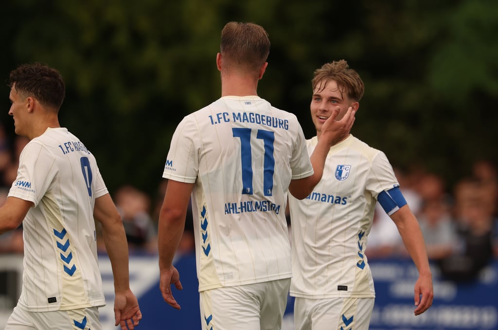 Mit Magnus Baars (hier mit Alexander Ahl-Holmström) trug ein 18-Jähriger die Kapitänsbinde.