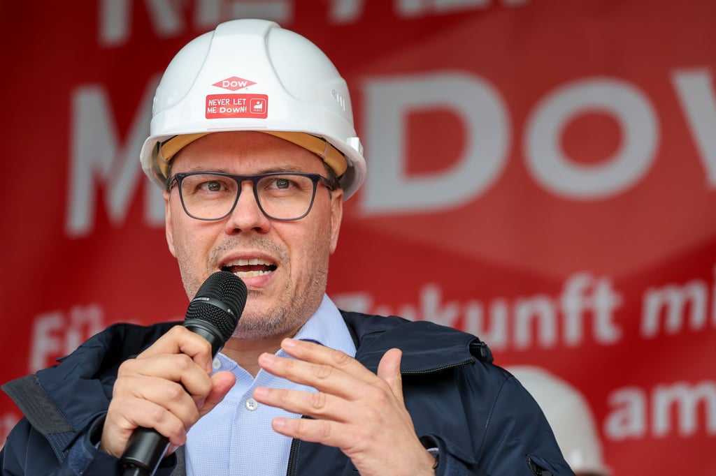 Sachsens Wirtschaftsminister Dirk Panther sprach im Mai auch auf der Gewerkschaftsdemo in Böhlen.