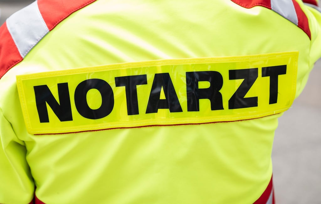 Weil mehrere Schüler im Landkreis Gifhorn über Unwohlsein klagen, rückt der Rettungsdienst an.