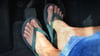 Sommer, Sonne, sicher? Flip-Flops am Steuer sind zwar erlaubt, aber riskant.
