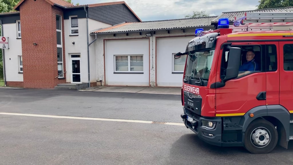 Die Fahrzeuge der Feuerwehr Hausneindorf fahren nicht mehr durch Schlamm auf dem Feuerwehrhof. Dieser ist saniert worden.