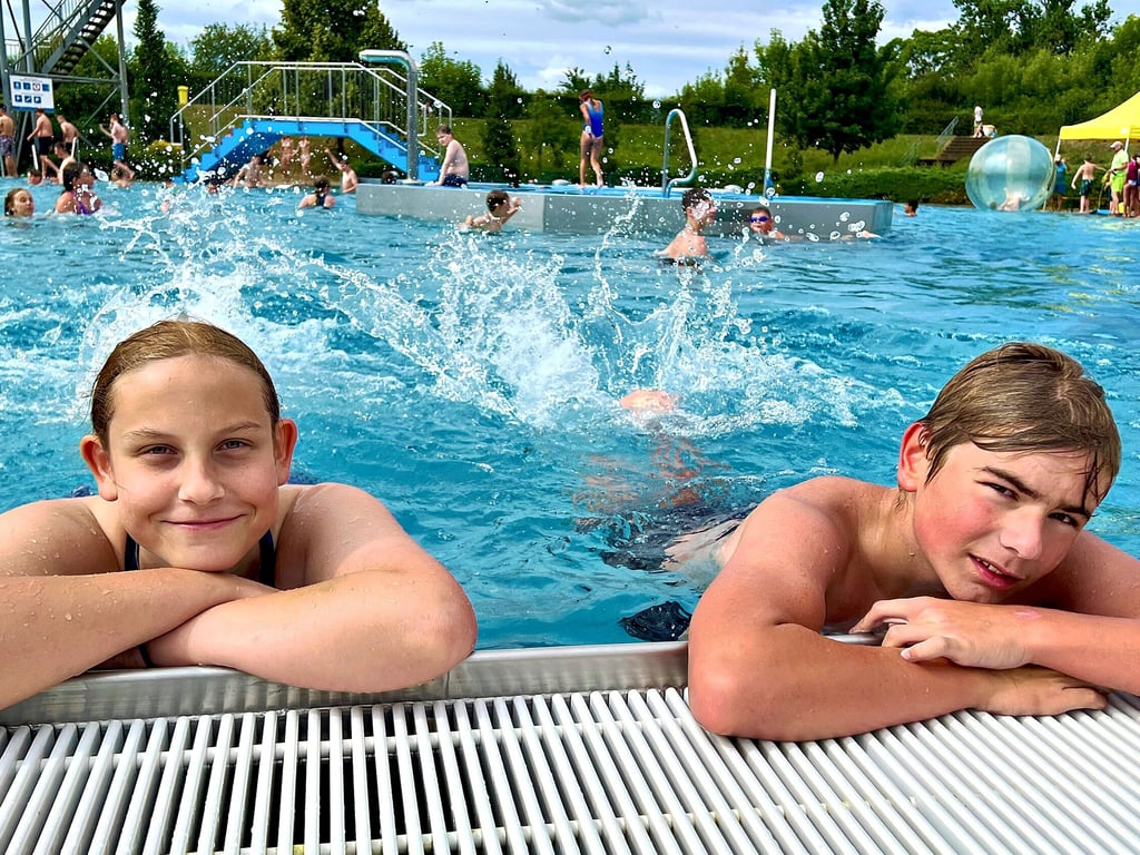 Jasmin und Malte planschen bei 22 Grad Wassertemperatur zur Beachparty im Erlebnisbecken der Saaleperle.