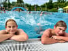 Jasmin und Malte planschen bei 22 Grad Wassertemperatur zur Beachparty im Erlebnisbecken der Saaleperle. 