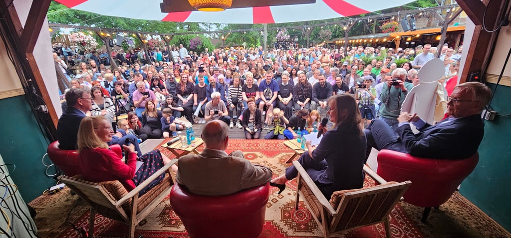 Andrang vor dem Podium in der Datsche in Magdeburg. 500 Besucher mussten draußen bleiben.