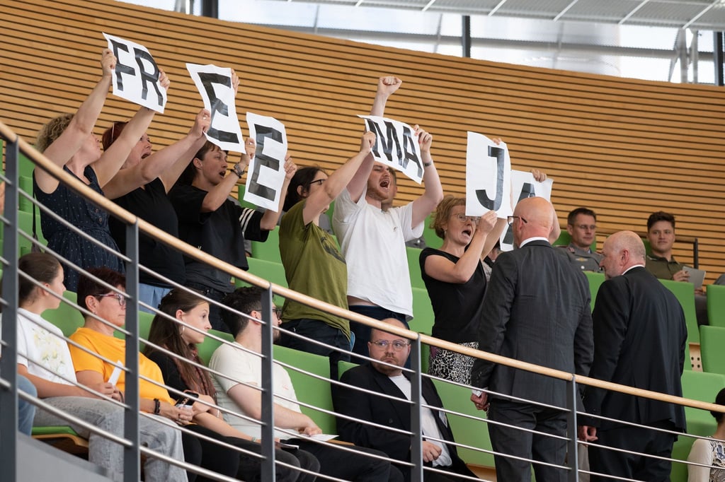 Linke Aktivisten haben eine Sitzung des Sächsischen Landtages mit einer Protestaktion gestört.