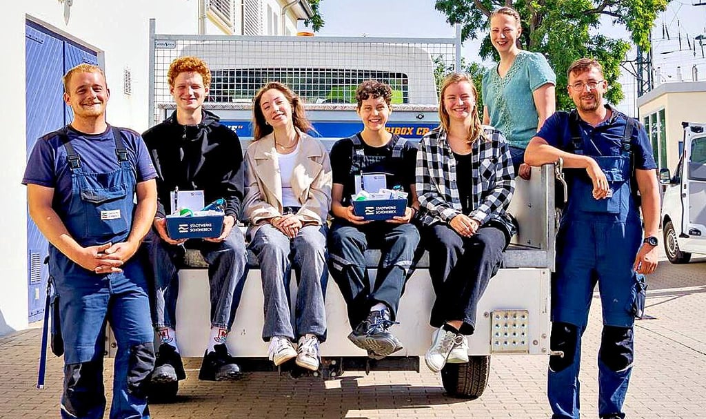 In guten Händen waren die Praktikanten bei den Stadtwerken Schönebeck, hier auch mit den beiden Autorinnen dieses Beitrages. Auf dem Foto sind Max Vatterott (von links), Til Rieszdorfer, Louisa Leona Schach, Lena Klier, Josefine Werner, Nicole Moschner und Michél Bernoth zu sehen.