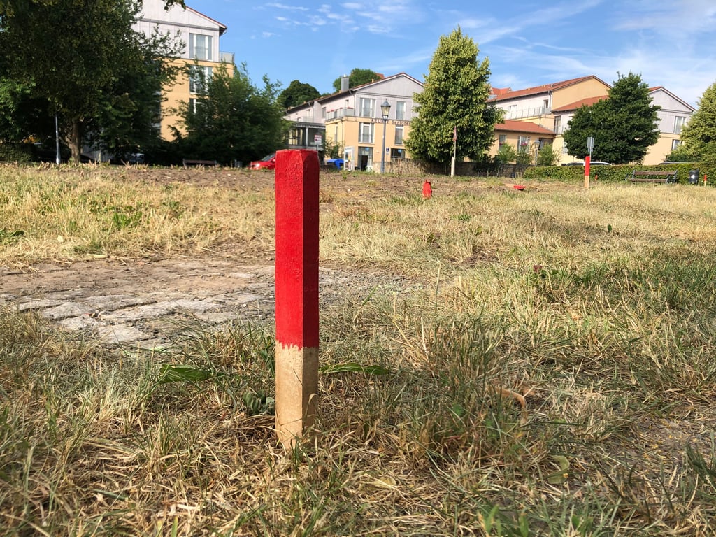 Der Standort, an dem der Erinnerungsort in Quedlinburg entstehen soll, ist durch die Vermesser bereits eingemessen worden.