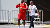 Sportdirektor Christoph Freund (r) und Trainer Vincent Kompany in Charlotte.