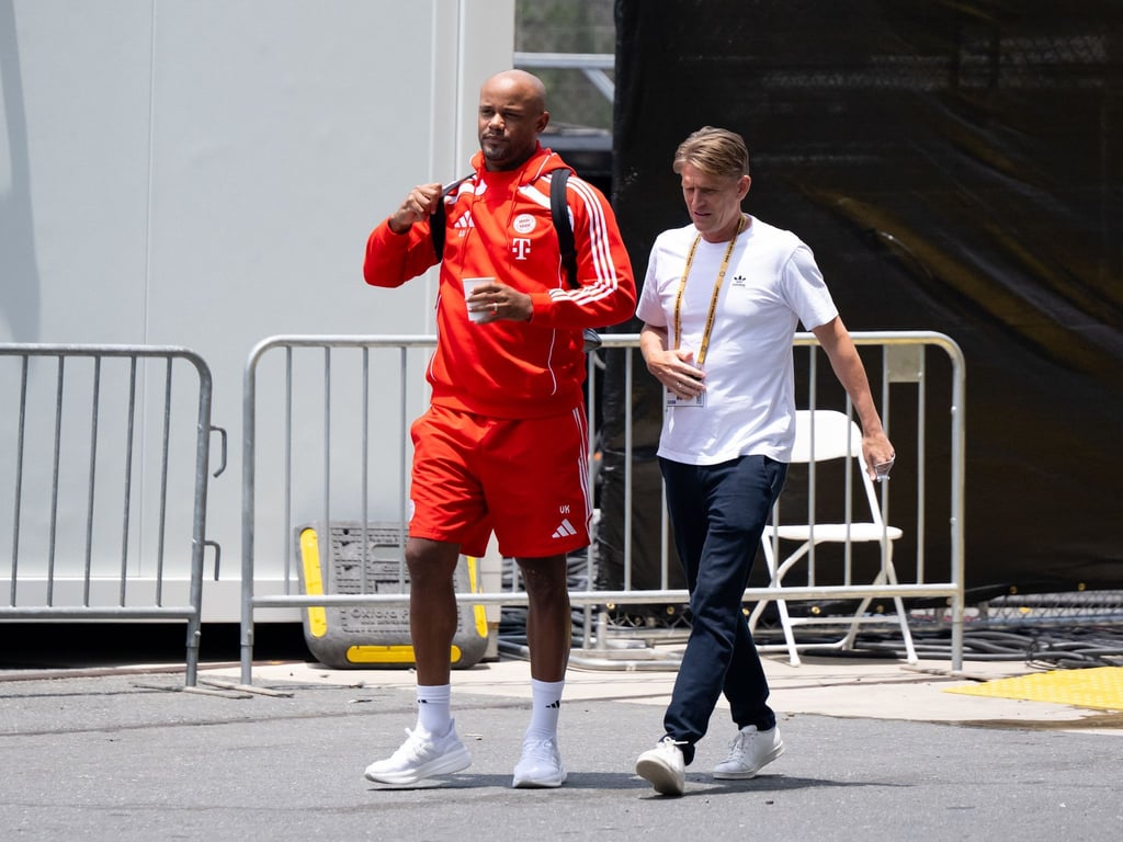 Sportdirektor Christoph Freund (r) und Trainer Vincent Kompany in Charlotte.