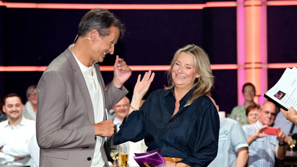 Klaus Brinkbäumer und Kim Fisher moderieren die Sendung "Riverboat" am 27. Juni 2025 im MDR.