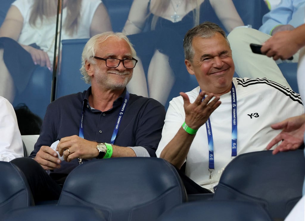 Rudi Völler (l) und Andreas Rettig sehen sich ein Spiel der U21 bei der EM an