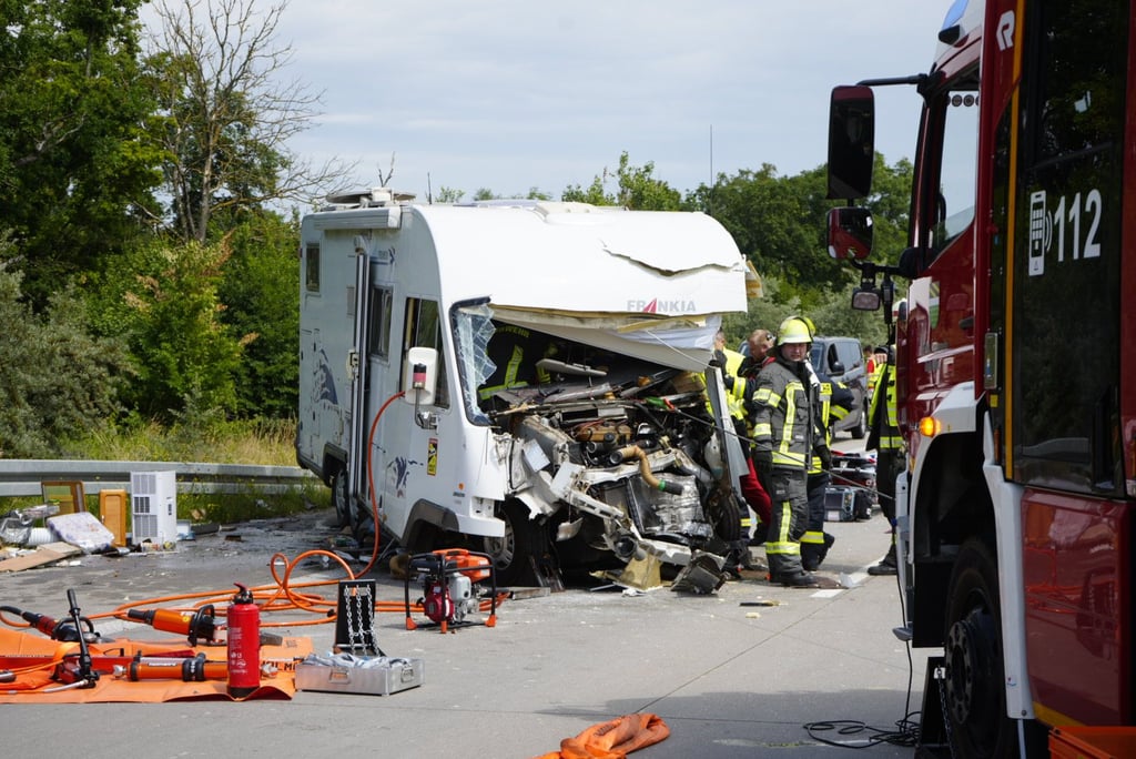 Der Fahrer wurde bei dem Unfall auf der A9 bei Wiedemar in seinem Wohnwagen eingeklemmt.