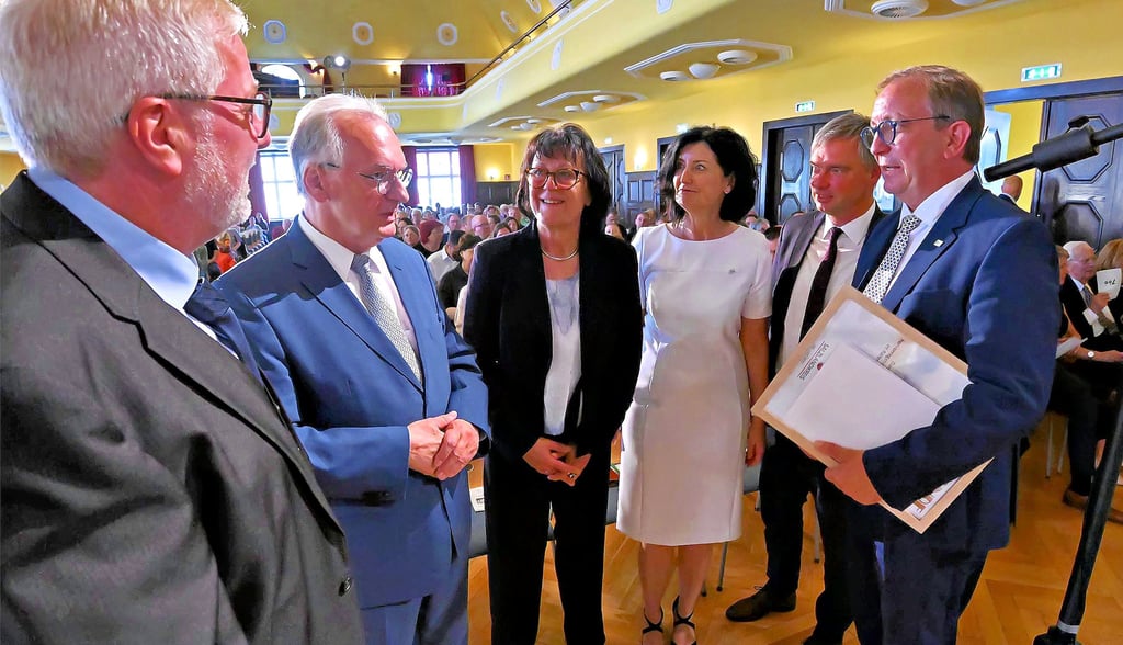 Schulleiter Axel Wieczorek (von links) im Gespräch mit Ministerpräsident Reiner Haseloff, Bildungsministerin Eva Feußner, stellvertretende Schulleiterin Dorit Graßhoff, Oberbürgermeister Steffen Amme und Landrat Markus Bauer.