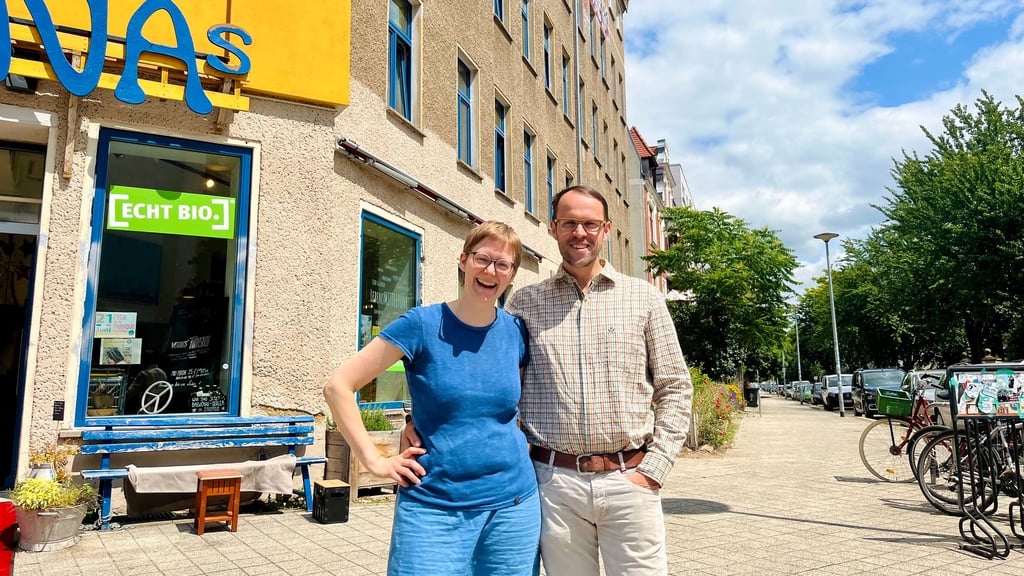 Anna Werneke und Falk Lepie vor der Bunten Butze in Magdeburg.