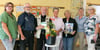 Dietmar Eißner vom Freundeskreis Literatur (2. v. l.), Lauchstädter Lesepatinnen, Kreisvertreterin Petra Sauerbier (3. v. r.) und Schulleiterin Andrea Heidrich ehrten Initiator Bernd Rudolph. 