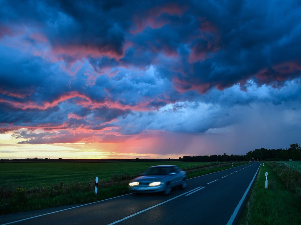 Sicher durchs Unwetter: Gewitter können Autos und ihren Passagieren kaum etwas anhaben.