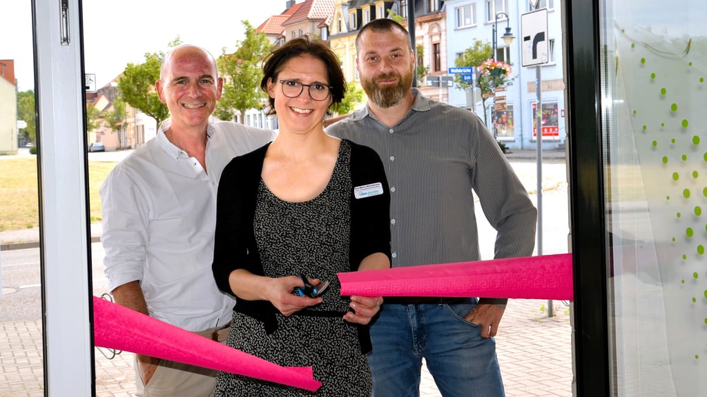 Mit dem obligatorischen Banddurchschnitt wurde auf der Zerbster Breite ein neues Geschäft eröffnet.