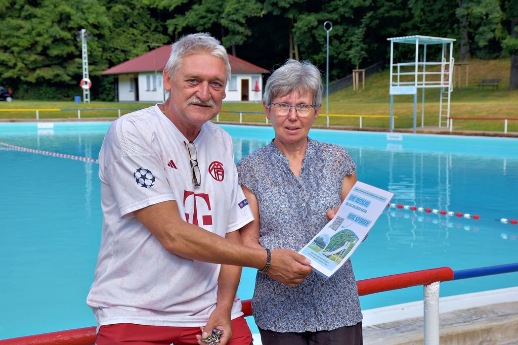 Falko Neuber und Bärbel Höfner präsentieren das neueste Projekt im Waldbad Kayna: eine Wasserrutsche. Seit 1934 gehört das Waldbad in Kayna zu den beliebtesten Freibädern in der Region. Es ist mit seinen vielen alten Bäumen ein beliebter Treffpunkt für Groß und Klein.