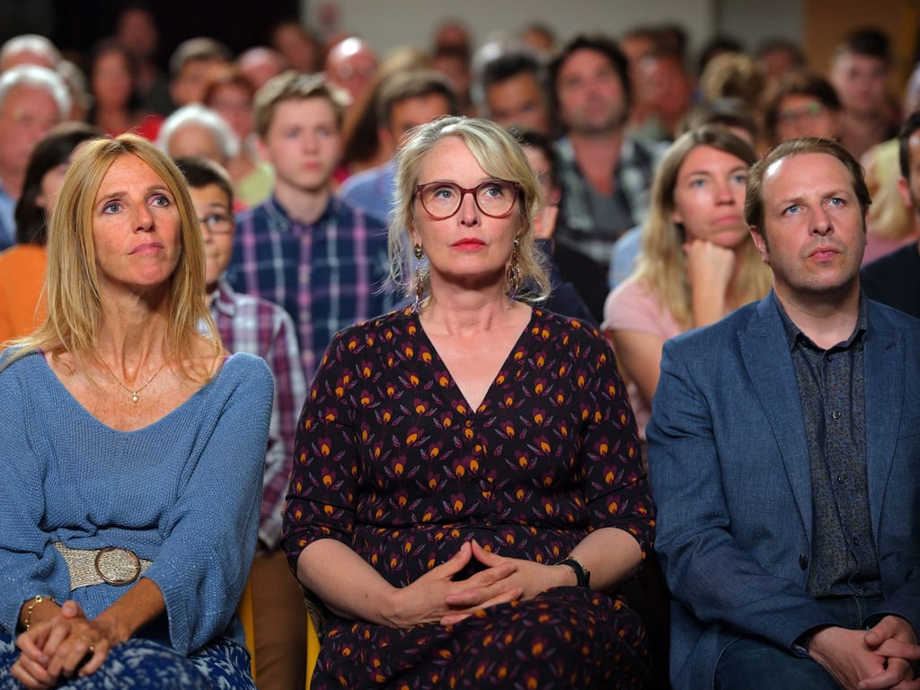 Sandrine Kiberlain (l-r) als Anne Poudoulec, Julie Delpy als Joelle Lesourd und Jean-Charles Clochet als Sebastien Lejeune in einer Szene des Films „Die Barbaren - Willkommen in der Bretagne“ (undatierte Filmszene).