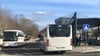 Busse am Zeitzer Busbahnhof: Hier treffen sich nahezu alle Linien im Stadt- und Überlandverkehr. In manches "Mokchen" fährt aber kein Bus. 
