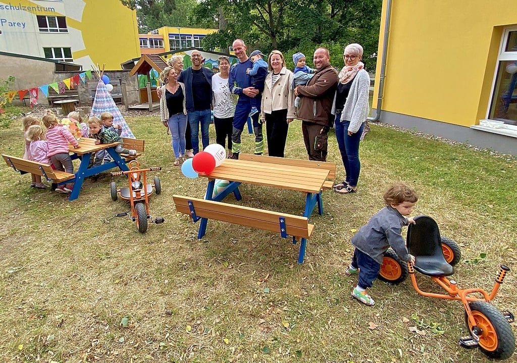 Tische und Fahrzeuge werden an die Kita übergeben.