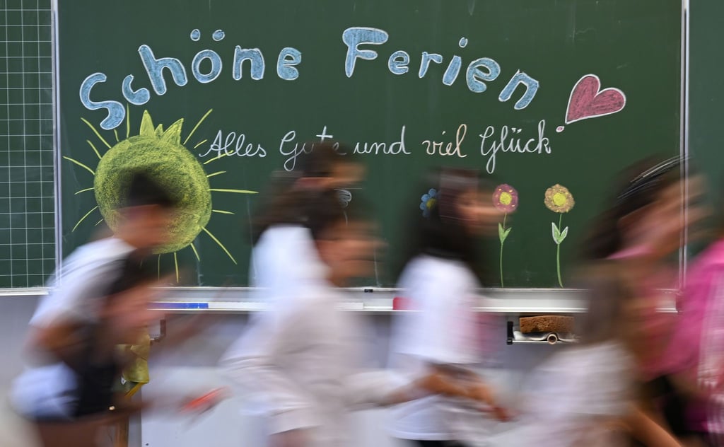 Auf sechs Wochen Sommerferien können sich Schülerinnen und Schüler in Deutschland freuen. (Archivbild)