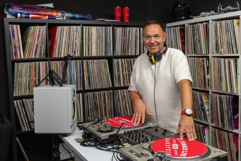 DJ Tommes alias Thomas Pochner in seinem Studio.