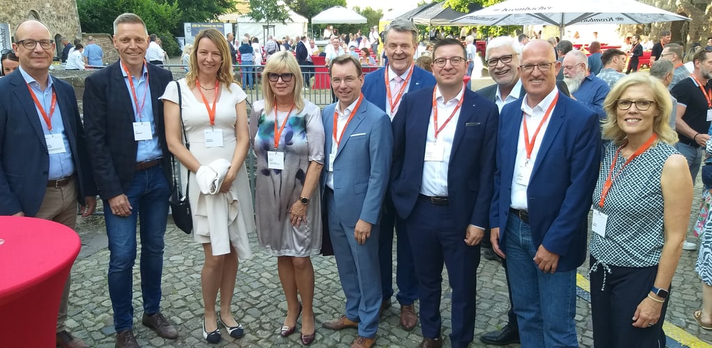 Vorstand, Geschäftsführung und Gäste des Sommerfestes bei Pro M Magdeburg.