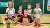 Gruppenfoto als Erinnerung an alle Teilnehmer des Vorlese-Wettbewerbs der Grundschule Hedersleben. Zwei Stoff-Leselöwen sind eine moralische Unterstützung. 