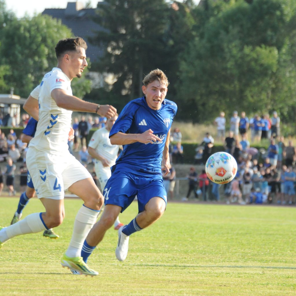 Voller Einsatz: Luca Jannes Schulz (r.) behauptet sich gegen Eldin Dzogovic vom FCM – der 18-Jährige sorgte für eine der besten BBC-Chancen.