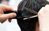 Viele kleinere Betriebe wie Friseursalons oder Kosmetikstudios haben Corona-Soforthilfen bekommen.