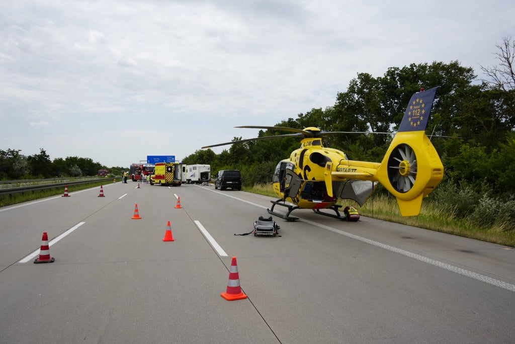 Ein Notarzt ist für den eingeklemmten Wohnwagen-Fahrer auf der A9 im Einsatz.