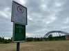 Die Hundewiese nahe der Sternbrücke in Magdeburg wurde immer wieder für Picknick und zum Grillen zweckentfremdet. Nun wurde ein mehrsprachiges Schild angebracht, das das Grillen eindeutig verbietet.