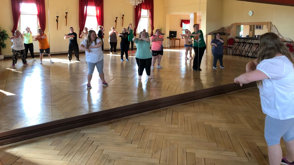 Gemeinsam mit der Trainerin üben die Sportler der Lebenshilfe vorm Spiegel im großen Übungsraum des Tanzsportclubs Rieder einen ersten Gruppentanz.