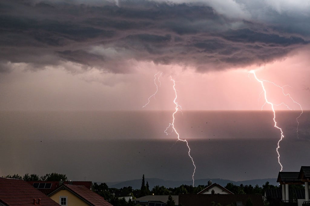 Schutz suchen: Das Bundesamt für Bevölkerungsschutz und Katastrophenhilfe rät, sich bei Gewitter und Sturm in einem stabilen Gebäude aufzuhalten.