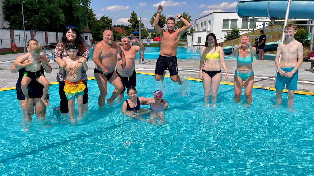 Das sind die zwölf Volksstimme-Leser, die das Anschwimmen im Freibad gewonnen haben. Sie durften am Donnerstag das Bad exklusiv testen und schwimmen.