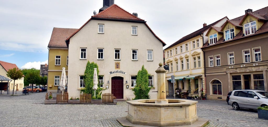 Skandal auf dem beschaulichen Marktplatz in Teuchern: Splitternackt badete ein Mann in dem Brunnen, der hier auf dem Bild zu sehen ist.