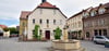 Skandal auf dem  beschaulichen Marktplatz in Teuchern: Splitternackt badete ein Mann in dem Brunnen, der hier auf dem Bild zu sehen ist. 