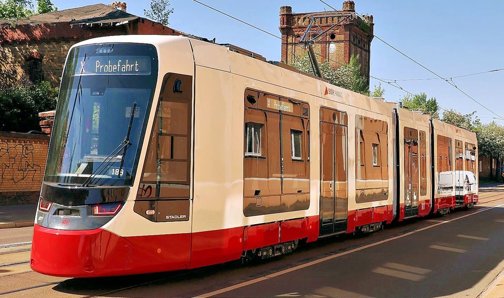 Probefahrt in der Freiimfelder Straße: Bevor sie regulär im Liniendienst unterwegs sind, werden die neuen Tina-Straßenbahnen auf Herz und Nieren geprüft. Dazu gehören Fahrten im gesamten Stadtgebiet.