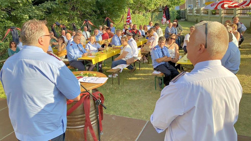 Auch Kreisbrandmeister Peter von Geyso (am Rednerpult) gratuliert den Genthaer Feuerwehr-Kameraden und Wehrleiter Marco Kralisch (vorn re.) zum 130. Jubiläum der Gründung der örtlichen Wehr.