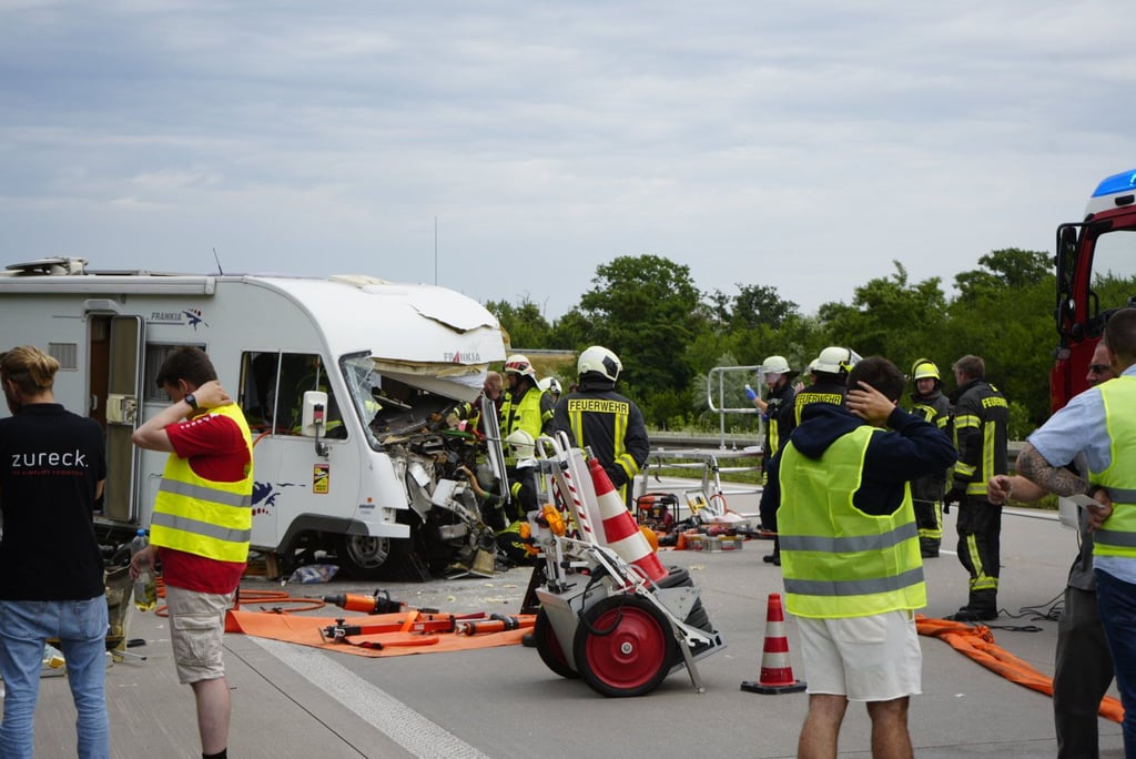 Die Feuerwehr versucht, den eingeklemmten Fahrer aus dem Wrack auf der A9 zu befreien.