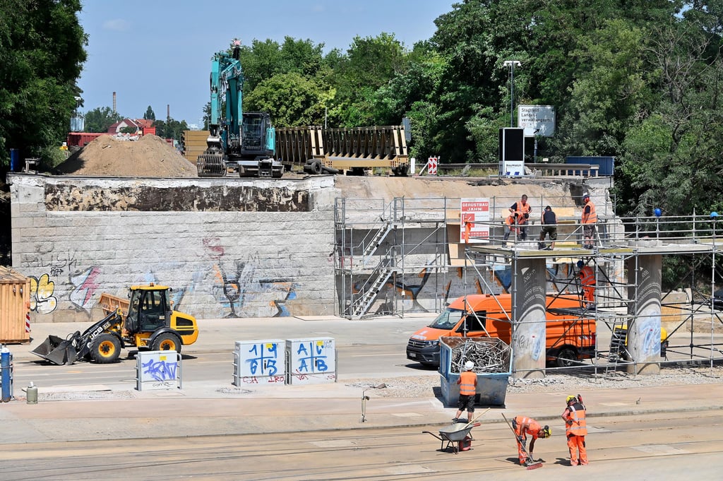 Während auf den Stützen der einstigen Ringbrücke am Damaschkeplatz in Magdeburg ein Podest gebaut wird, wird auf dem Ring schon damit begonnen, die Behelfsbrücke zusammenzusetzen.