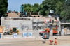 Während auf den Stützen der einstigen Ringbrücke am Damaschkeplatz in Magdeburg ein Podest gebaut wird, wird auf dem Ring schon damit begonnen, die Behelfsbrücke zusammenzusetzen.