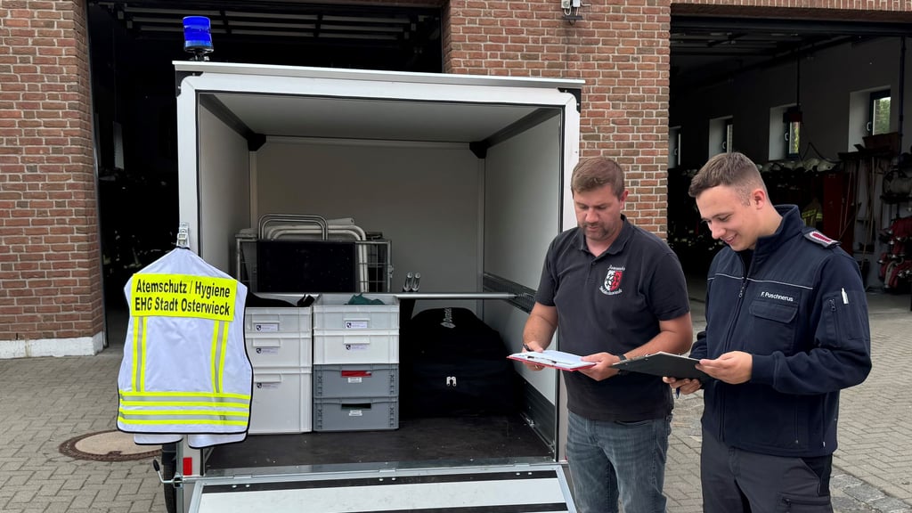 Finn Paschnerus (rechts) mit seinem Stellvertreter Stephan Kahmann vor dem neuen Hänger für Einsatzstellenhygiene der Osterwiecker Stadtfeuerwehr.