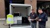 Finn Paschnerus (rechts) mit seinem Stellvertreter Stephan Kahmann vor dem neuen Hänger für Einsatzstellenhygiene der Osterwiecker Stadtfeuerwehr. 