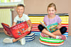 Oskar (8) und Mara (7) testen die bequemen Sitzmöglichkeiten der Bibliothek, die im Dachgeschoss der Grundschule Nonnewitz entsteht.
